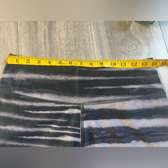 Nike Recycled Dri - Fit Black and Gray Tiger Stripe Capri Leggings. Size M - Picture 12 of 14